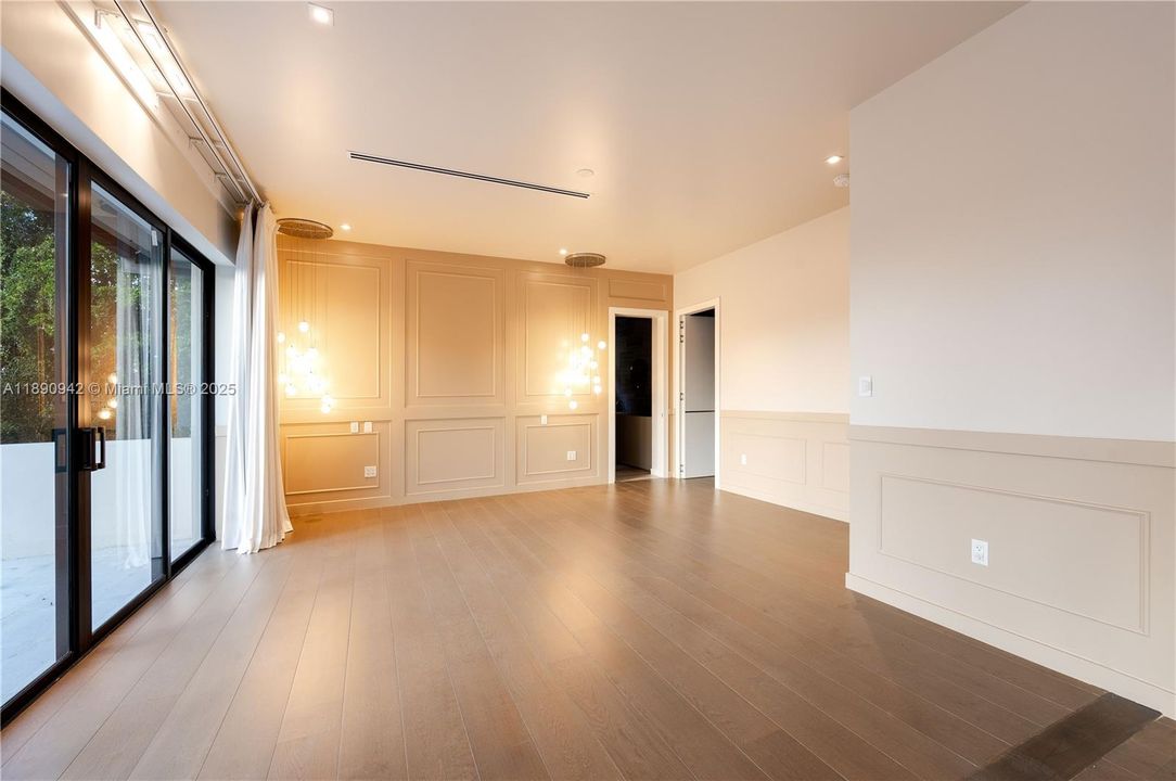 出租: $45,000 (6 贝兹, 6 浴室, 6353 平方英尺)