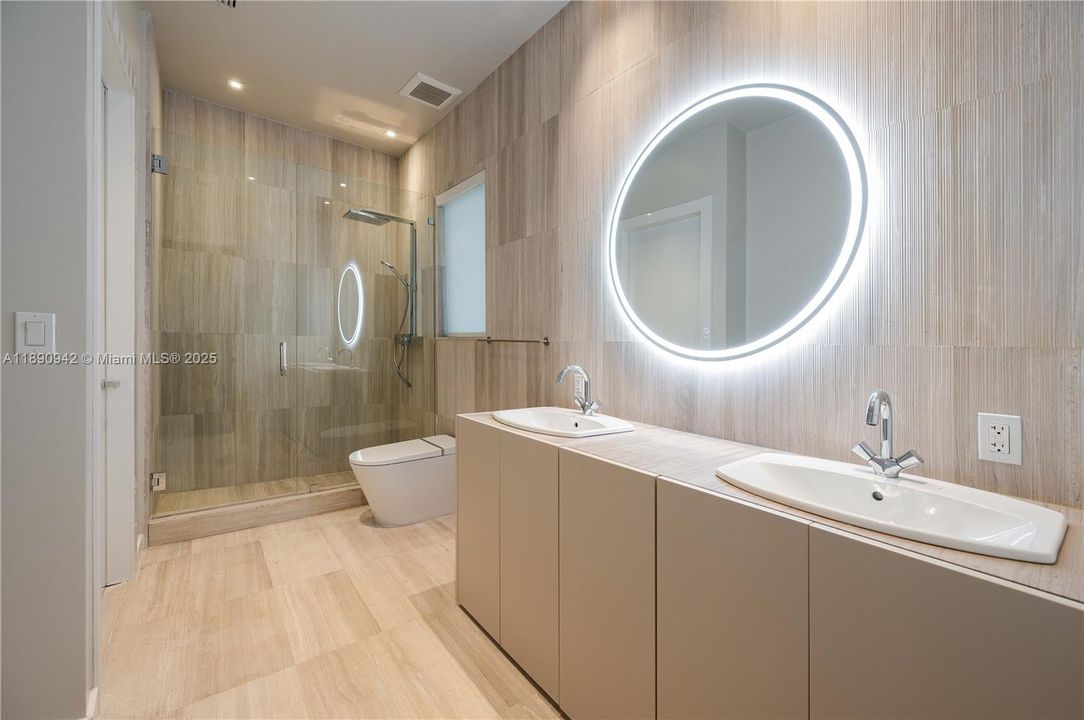 出租: $45,000 (6 贝兹, 6 浴室, 6353 平方英尺)