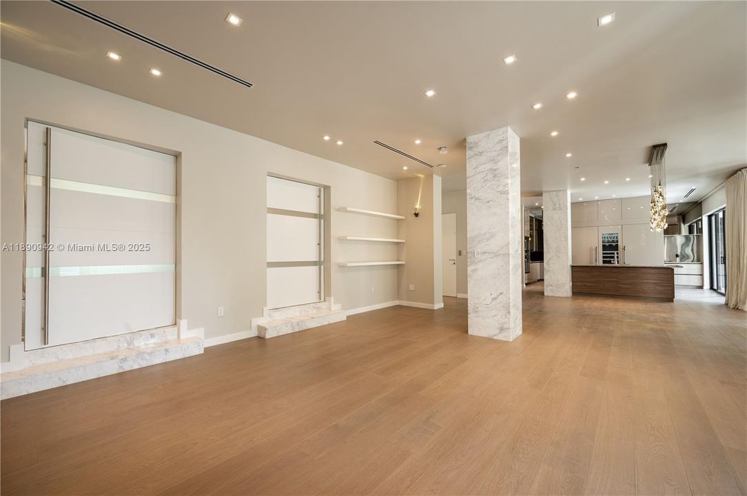 出租: $45,000 (6 贝兹, 6 浴室, 6353 平方英尺)