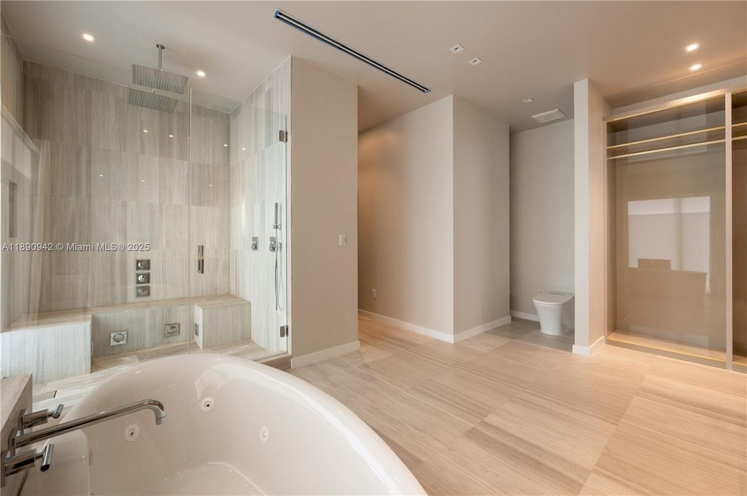 出租: $45,000 (6 贝兹, 6 浴室, 6353 平方英尺)