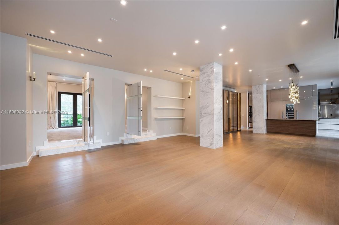 出租: $45,000 (6 贝兹, 6 浴室, 6353 平方英尺)