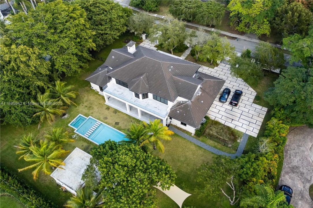 出租: $45,000 (6 贝兹, 6 浴室, 6353 平方英尺)