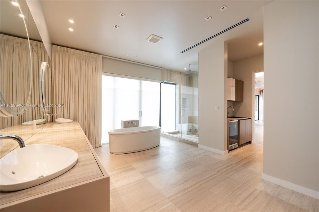 出租: $45,000 (6 贝兹, 6 浴室, 6353 平方英尺)