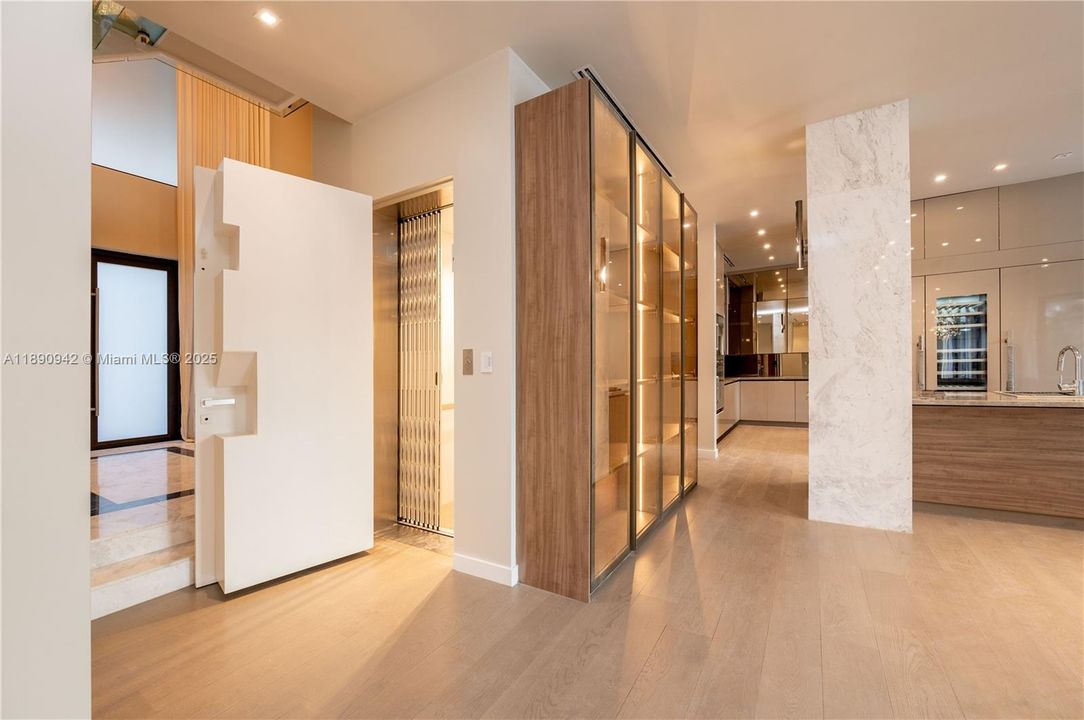 出租: $45,000 (6 贝兹, 6 浴室, 6353 平方英尺)