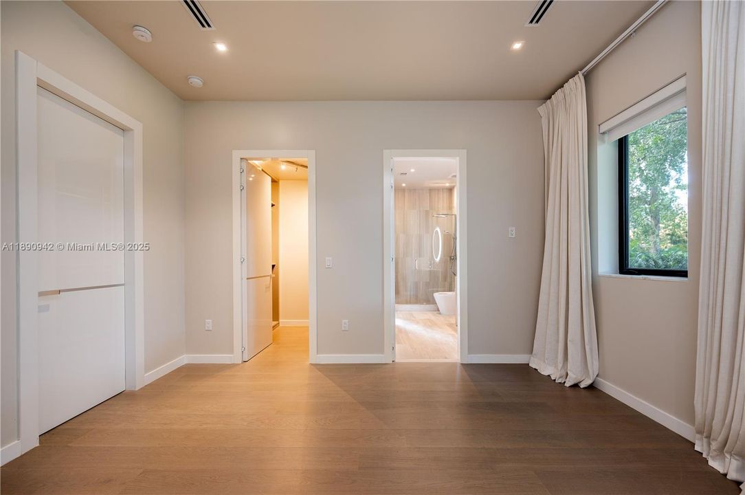 出租: $45,000 (6 贝兹, 6 浴室, 6353 平方英尺)