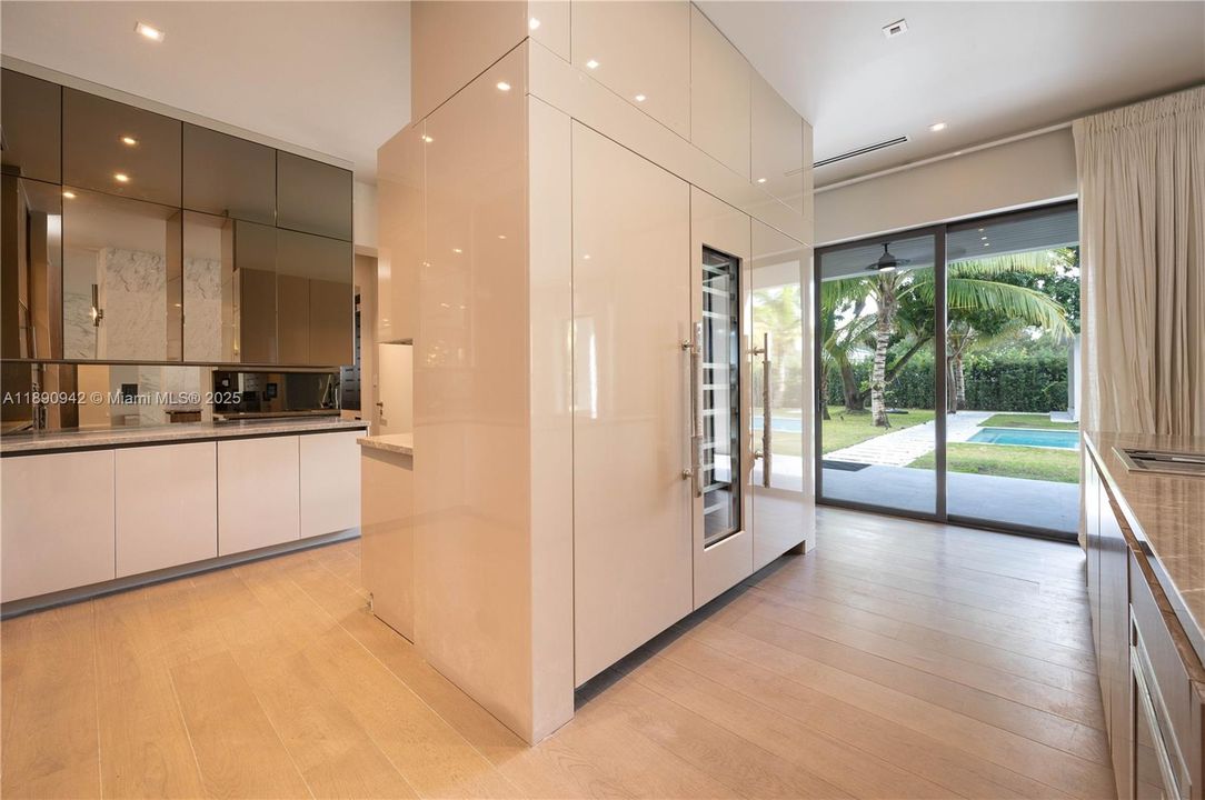 出租: $45,000 (6 贝兹, 6 浴室, 6353 平方英尺)