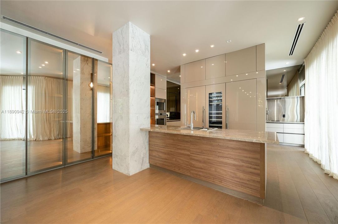 出租: $45,000 (6 贝兹, 6 浴室, 6353 平方英尺)