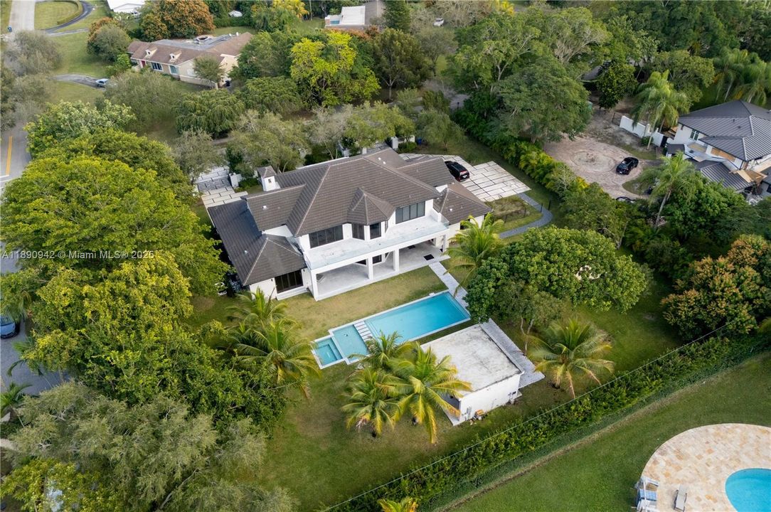 出租: $45,000 (6 贝兹, 6 浴室, 6353 平方英尺)