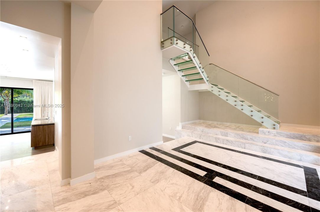 出租: $45,000 (6 贝兹, 6 浴室, 6353 平方英尺)