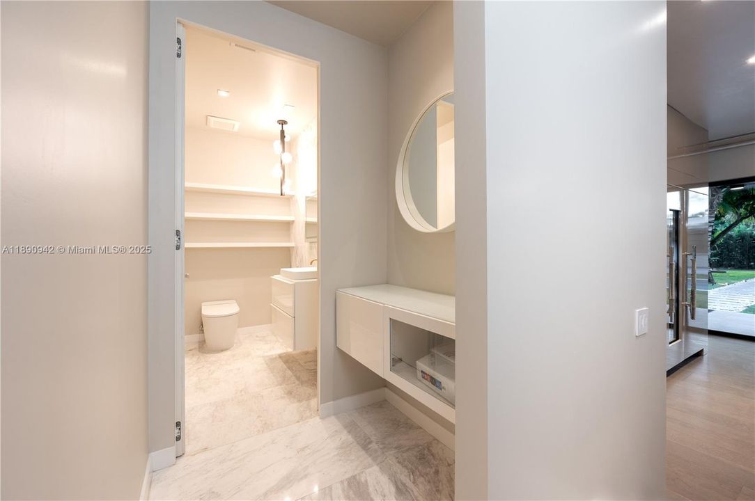 出租: $45,000 (6 贝兹, 6 浴室, 6353 平方英尺)