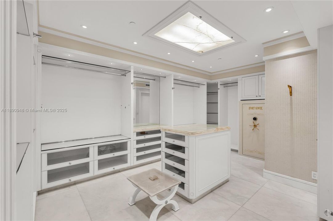 Vendido Recientemente: $11,950,000 (4 camas, 7 baños, 8185 Pies cuadrados)