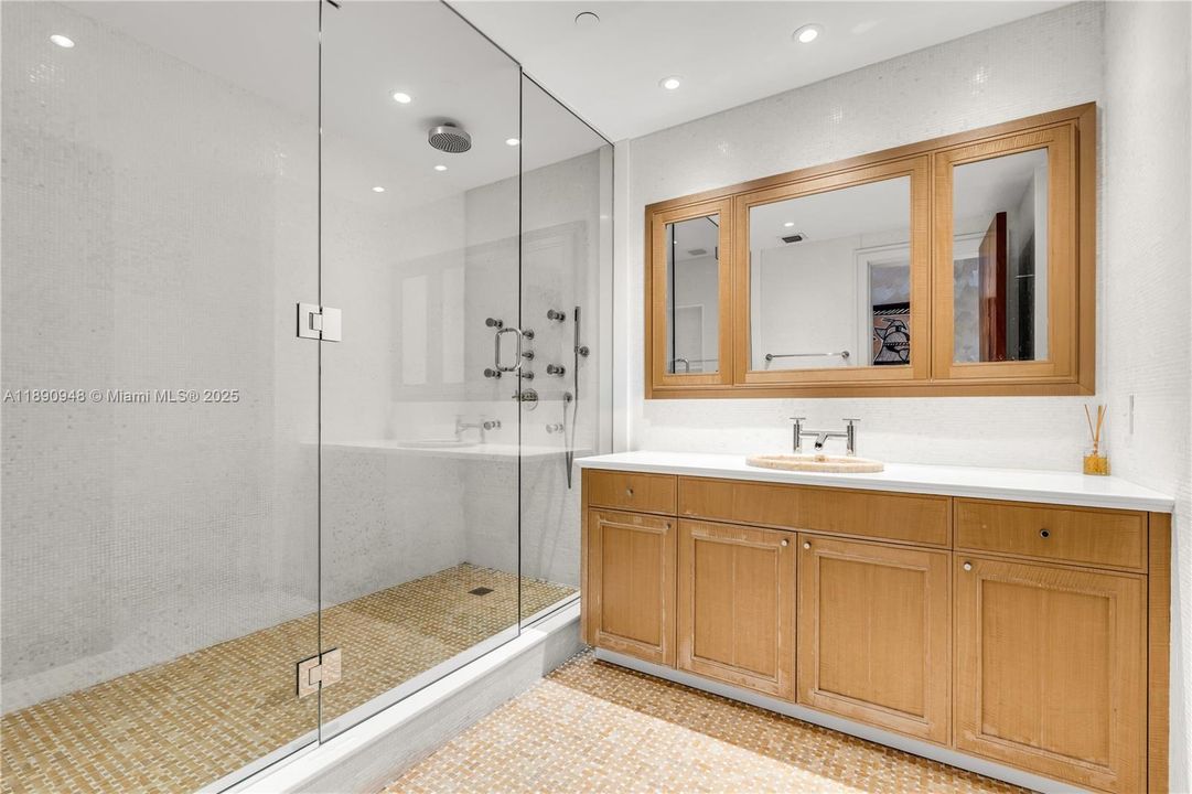 Vendido Recientemente: $11,950,000 (4 camas, 7 baños, 8185 Pies cuadrados)