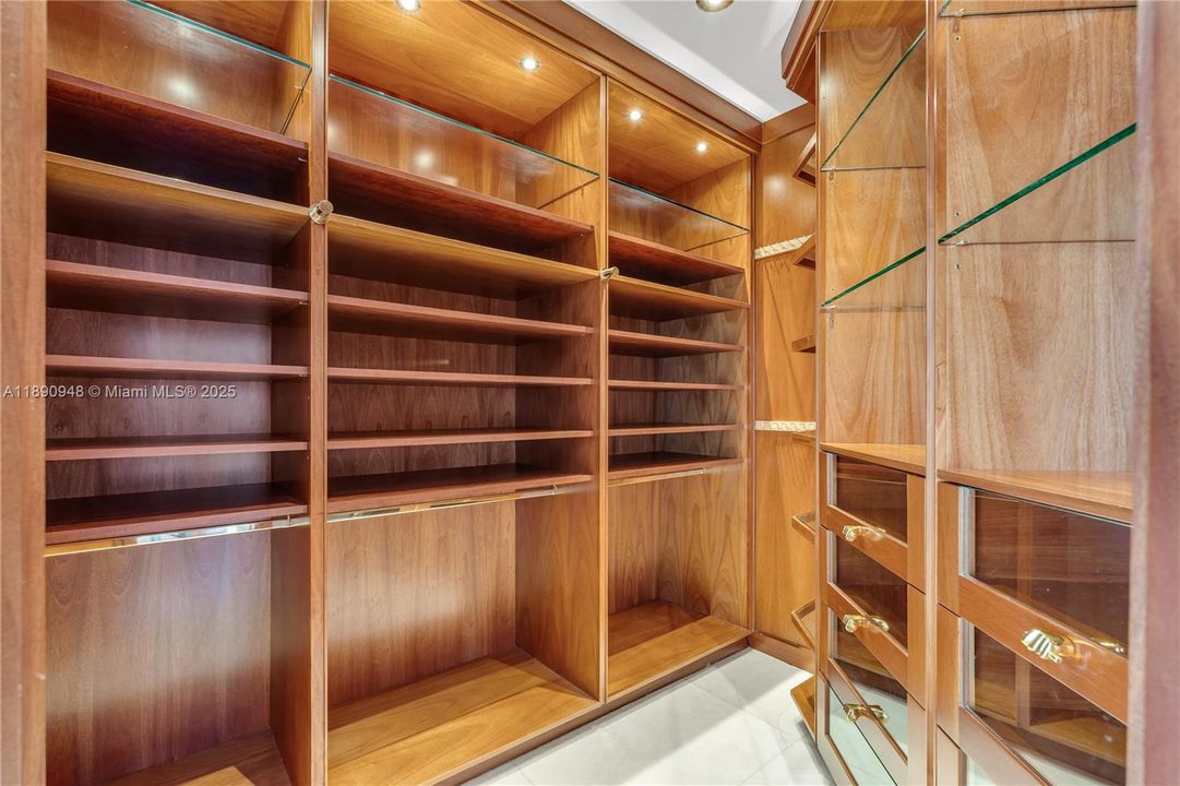 Vendido Recientemente: $11,950,000 (4 camas, 7 baños, 8185 Pies cuadrados)