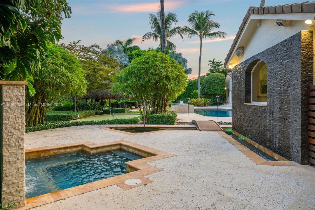 Activo con contrato: $4,995,000 (6 camas, 6 baños, 6116 Pies cuadrados)