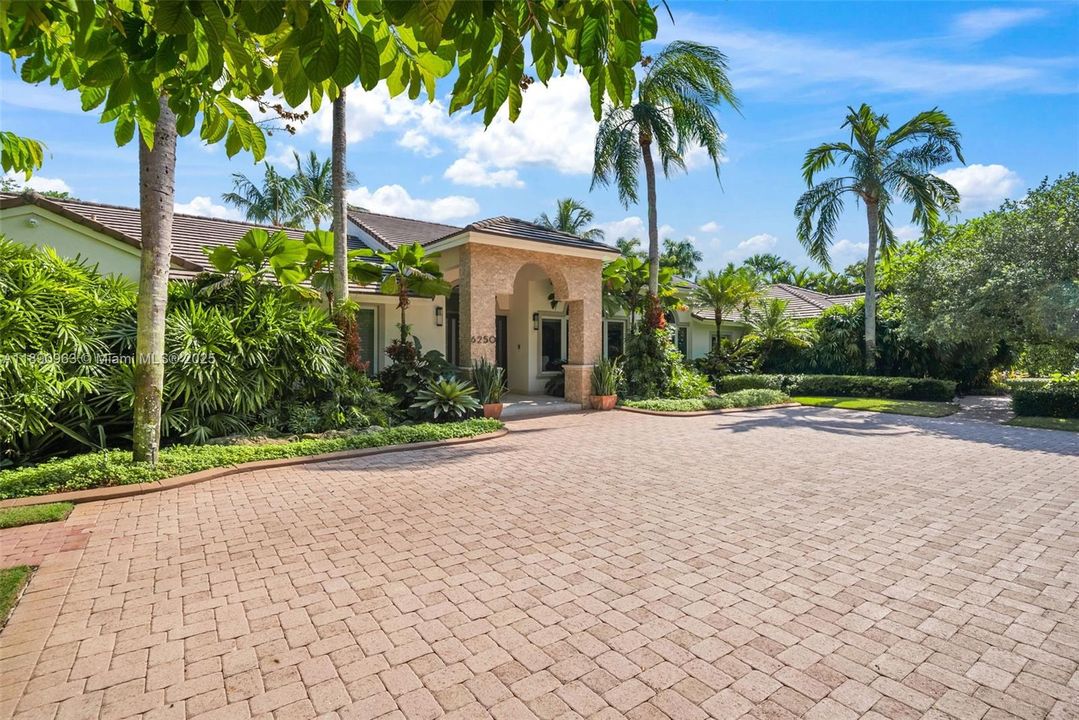 Activo con contrato: $4,995,000 (6 camas, 6 baños, 6116 Pies cuadrados)