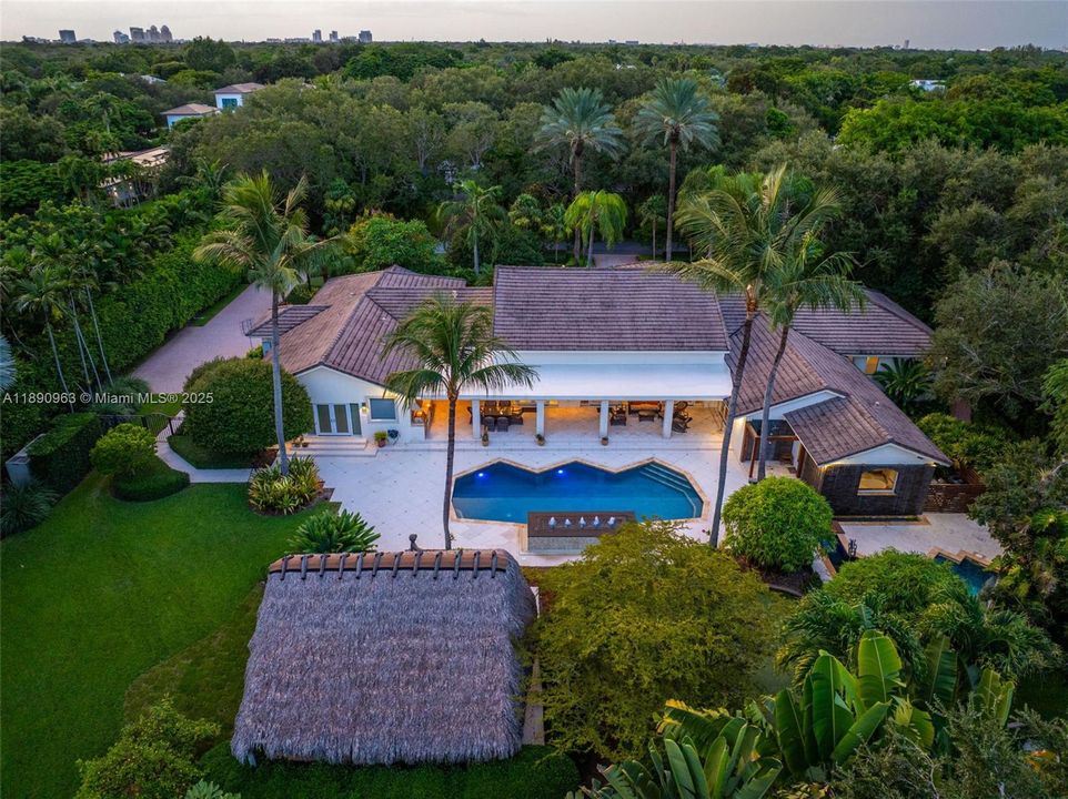 Activo con contrato: $4,995,000 (6 camas, 6 baños, 6116 Pies cuadrados)