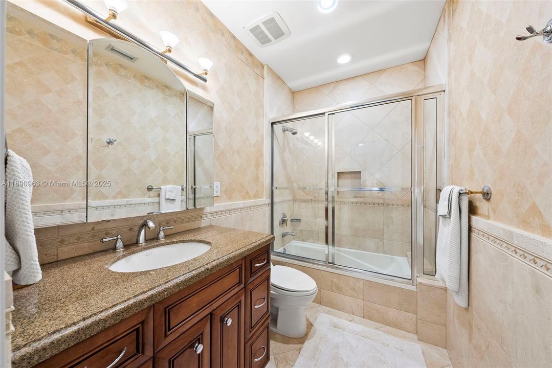 Activo con contrato: $4,995,000 (6 camas, 6 baños, 6116 Pies cuadrados)