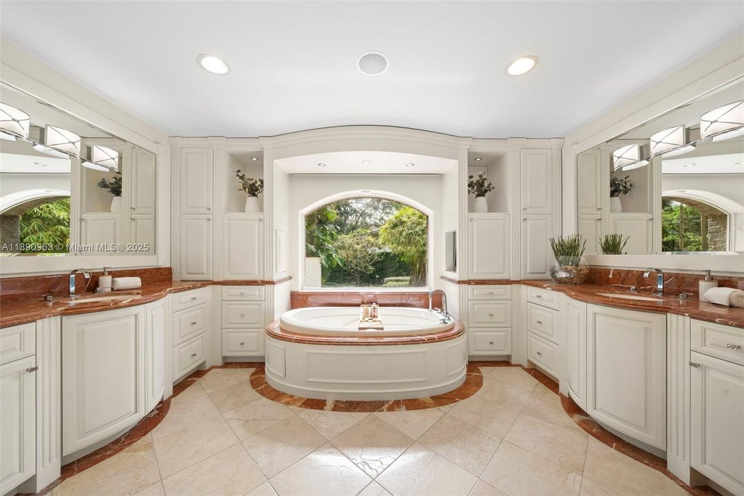 Activo con contrato: $4,995,000 (6 camas, 6 baños, 6116 Pies cuadrados)