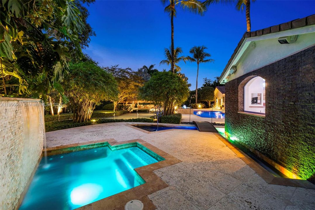 Activo con contrato: $4,995,000 (6 camas, 6 baños, 6116 Pies cuadrados)