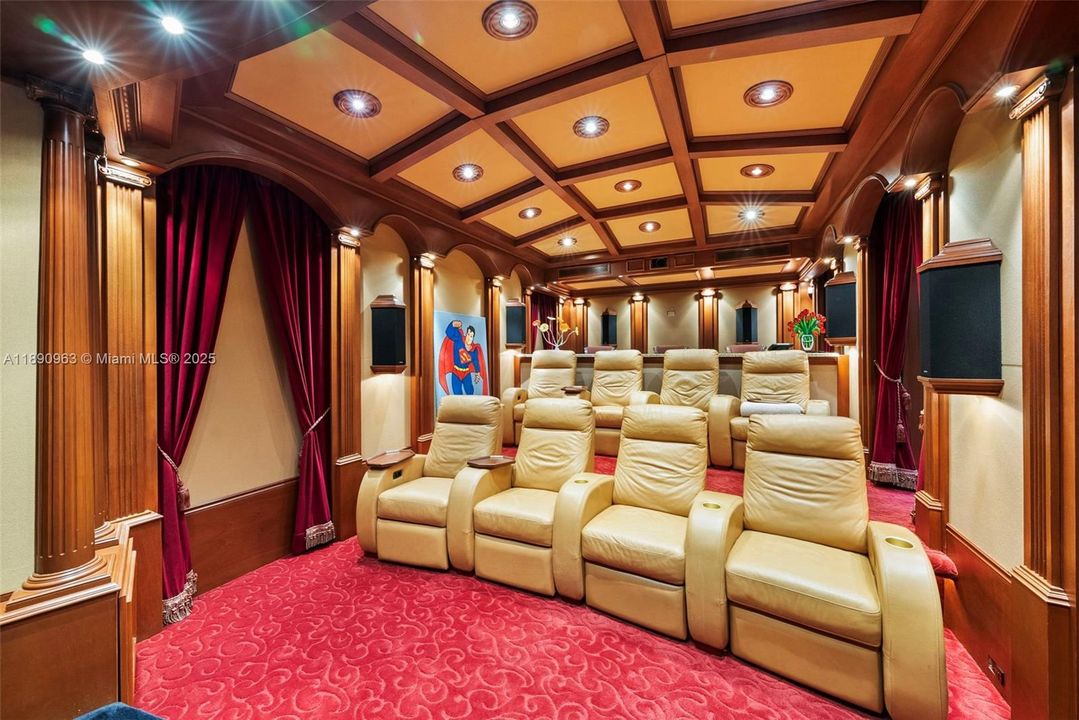 Activo con contrato: $4,995,000 (6 camas, 6 baños, 6116 Pies cuadrados)