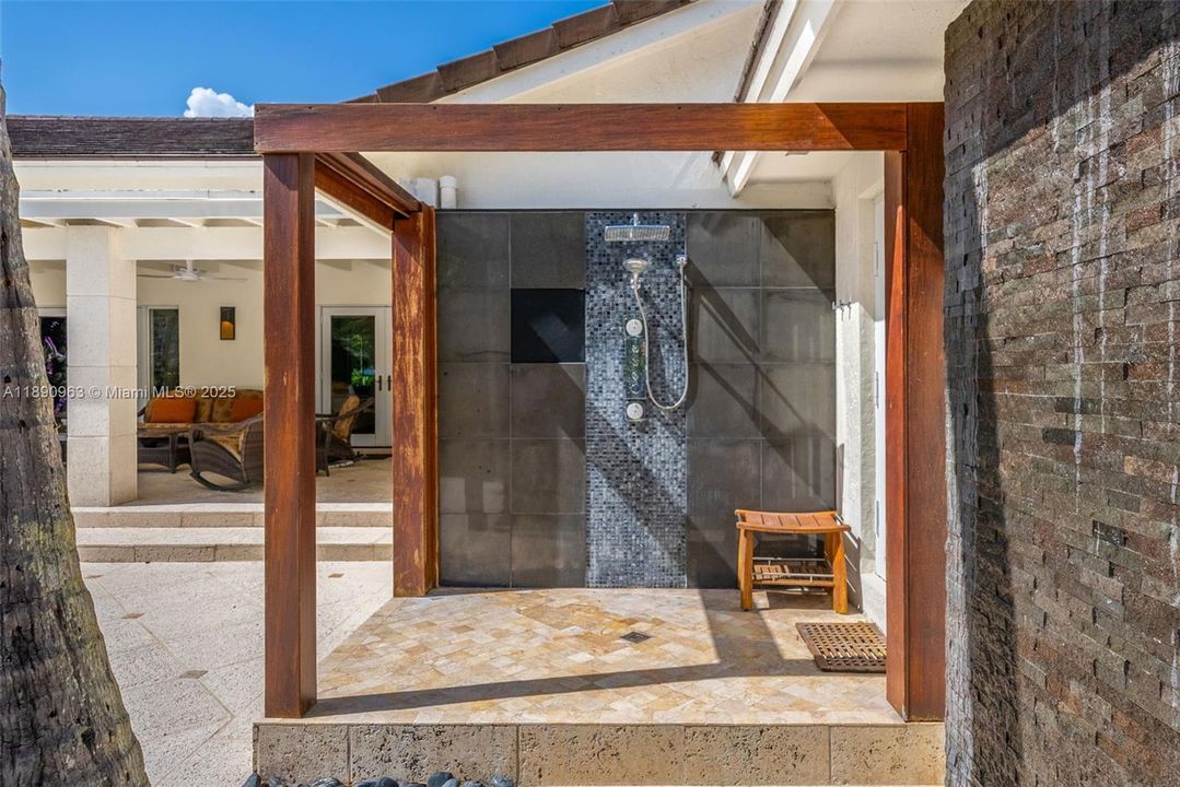 Activo con contrato: $4,995,000 (6 camas, 6 baños, 6116 Pies cuadrados)