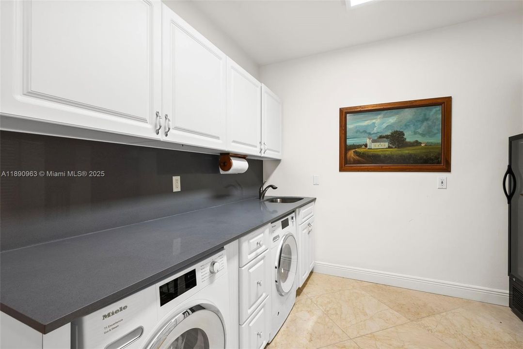 Activo con contrato: $4,995,000 (6 camas, 6 baños, 6116 Pies cuadrados)