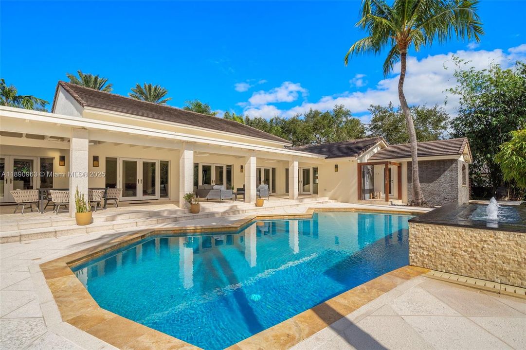 Activo con contrato: $4,995,000 (6 camas, 6 baños, 6116 Pies cuadrados)