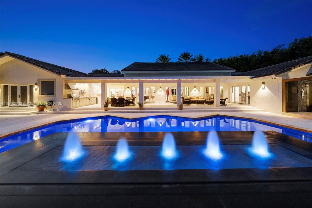 Activo con contrato: $4,995,000 (6 camas, 6 baños, 6116 Pies cuadrados)