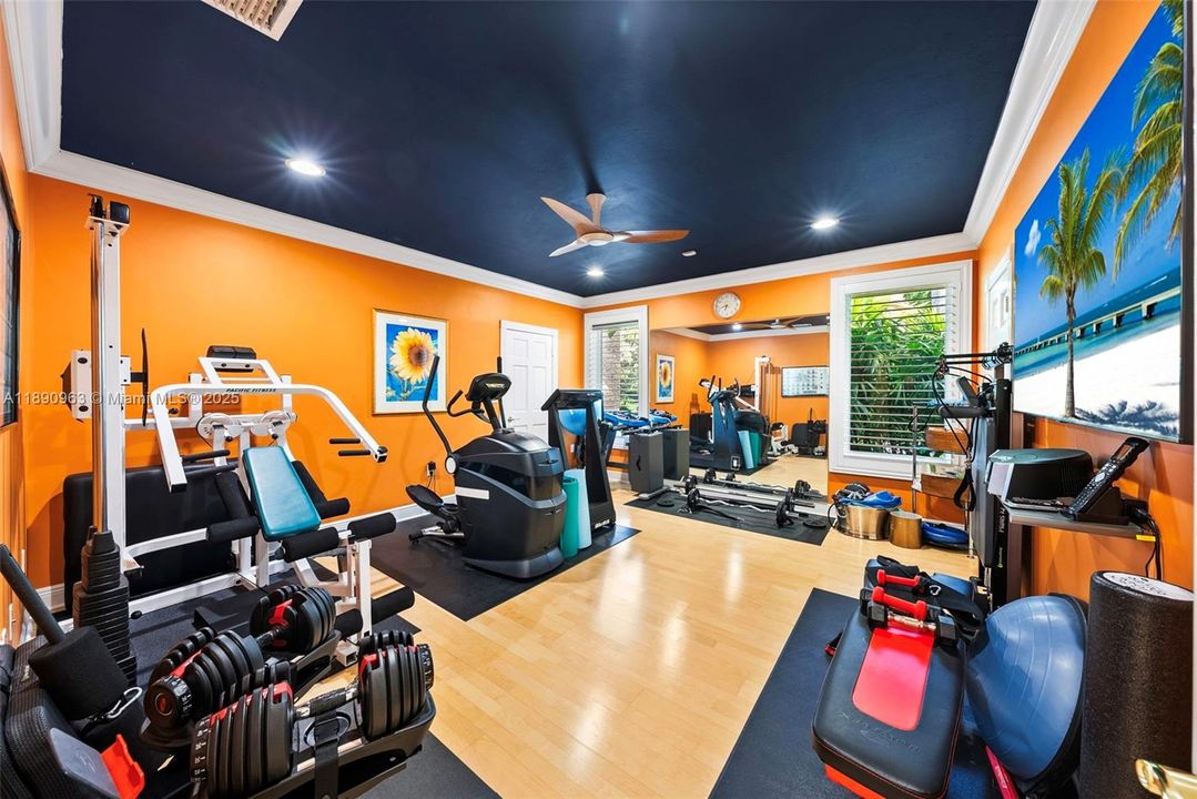 Activo con contrato: $4,995,000 (6 camas, 6 baños, 6116 Pies cuadrados)