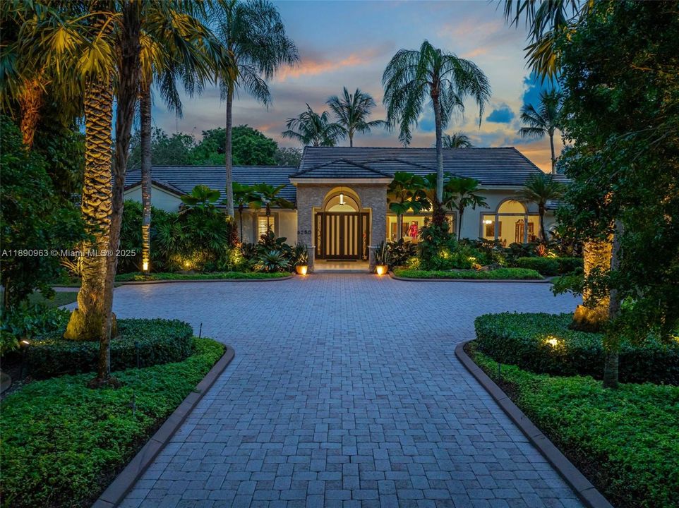 Activo con contrato: $4,995,000 (6 camas, 6 baños, 6116 Pies cuadrados)