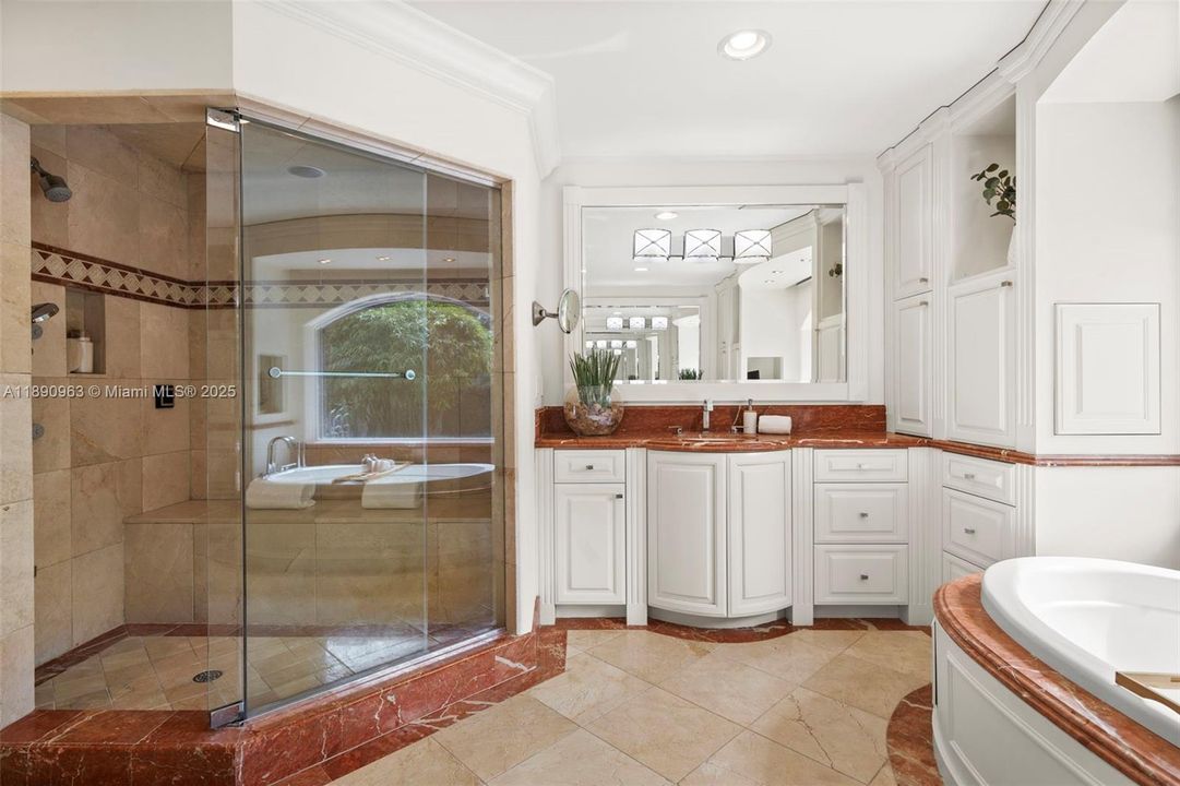 Activo con contrato: $4,995,000 (6 camas, 6 baños, 6116 Pies cuadrados)