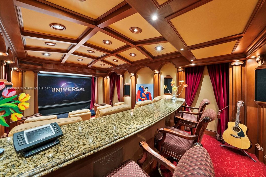 Activo con contrato: $4,995,000 (6 camas, 6 baños, 6116 Pies cuadrados)