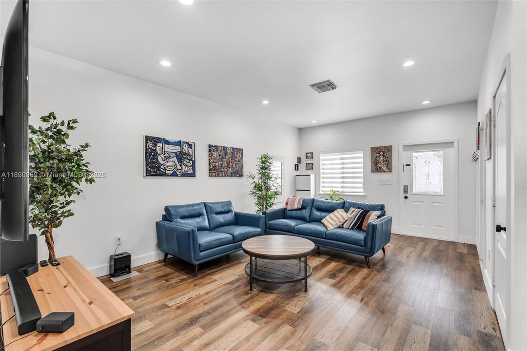 For Sale: $539,900 (3 beds, 2 baths, 1558 Square Feet)