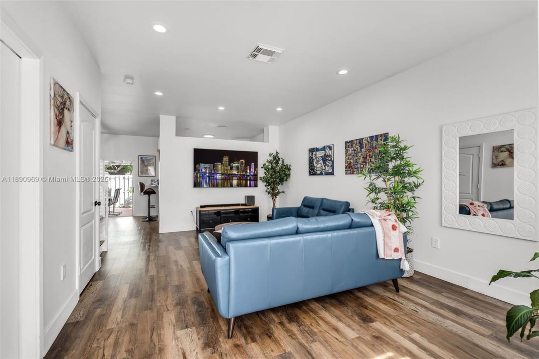 For Sale: $539,900 (3 beds, 2 baths, 1558 Square Feet)