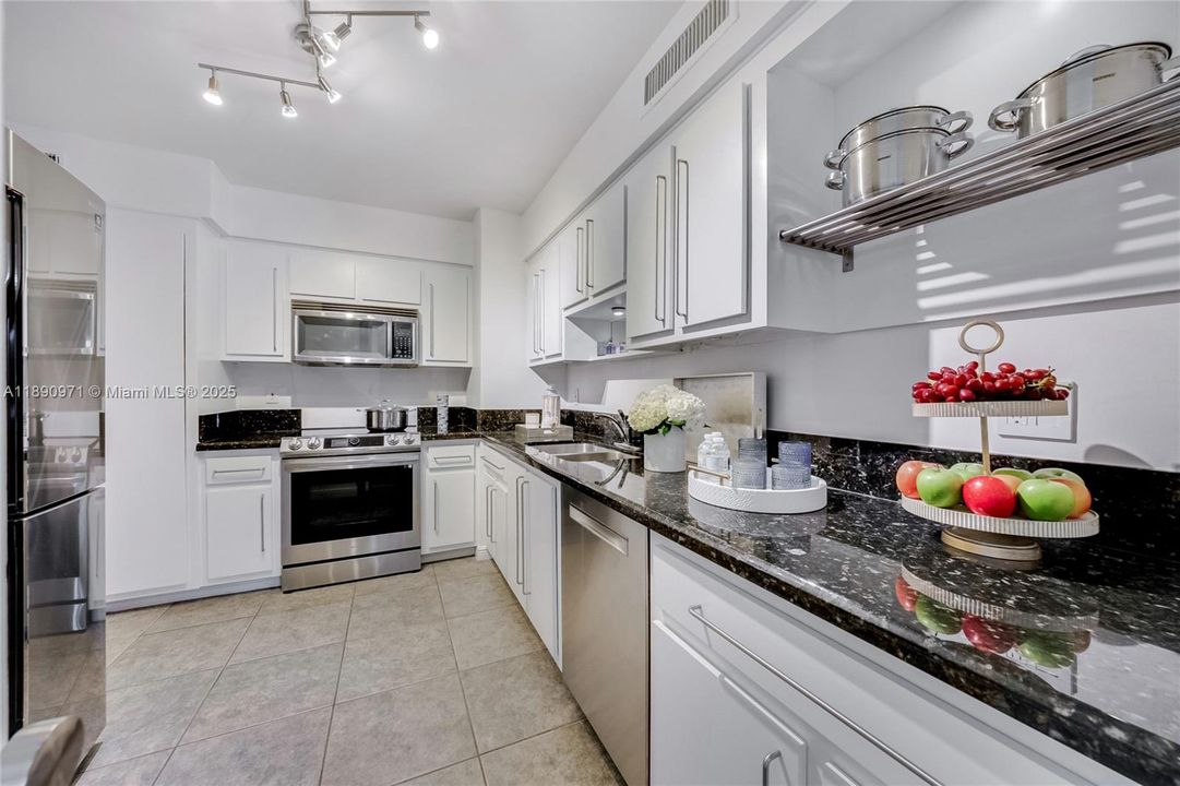 For Sale: $989,000 (2 beds, 2 baths, 1285 Square Feet)