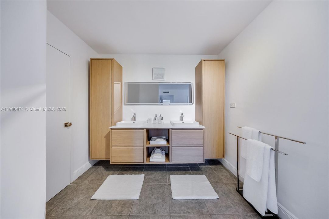 For Sale: $989,000 (2 beds, 2 baths, 1285 Square Feet)