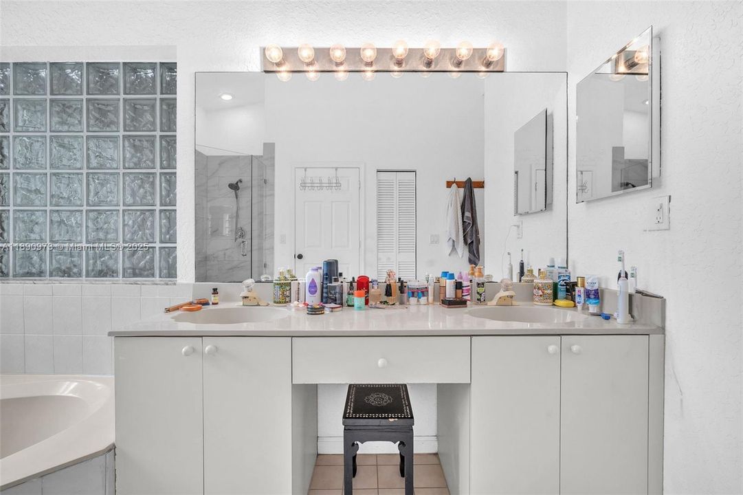 待售: $825,000 (4 贝兹, 2 浴室, 2407 平方英尺)