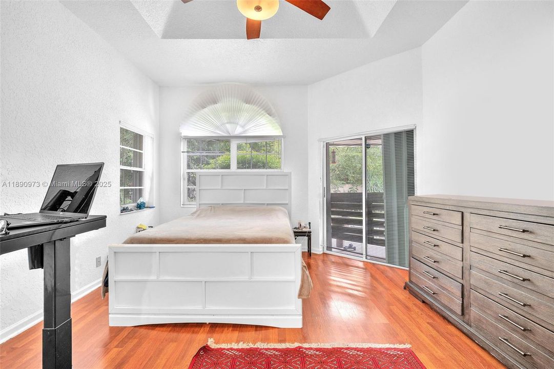 待售: $825,000 (4 贝兹, 2 浴室, 2407 平方英尺)