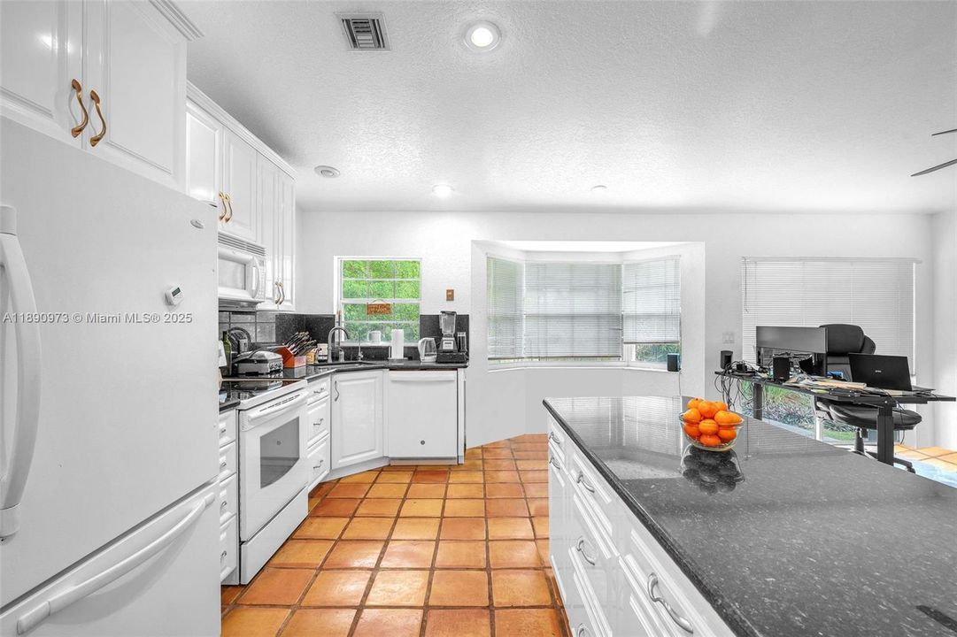 待售: $825,000 (4 贝兹, 2 浴室, 2407 平方英尺)