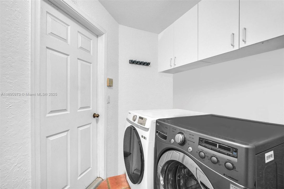 待售: $825,000 (4 贝兹, 2 浴室, 2407 平方英尺)