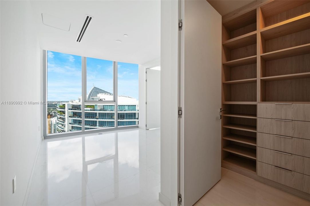 Activo con contrato: $21,000 (3 camas, 3 baños, 2342 Pies cuadrados)