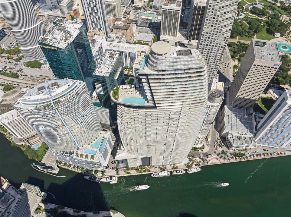 Activo con contrato: $21,000 (3 camas, 3 baños, 2342 Pies cuadrados)