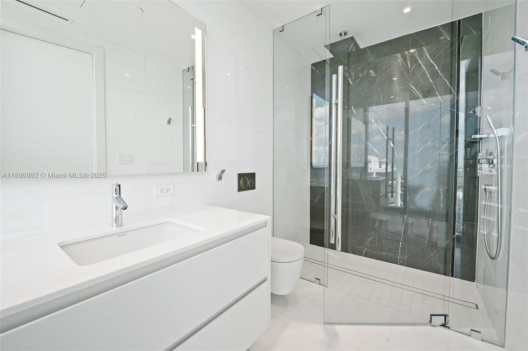 Activo con contrato: $21,000 (3 camas, 3 baños, 2342 Pies cuadrados)