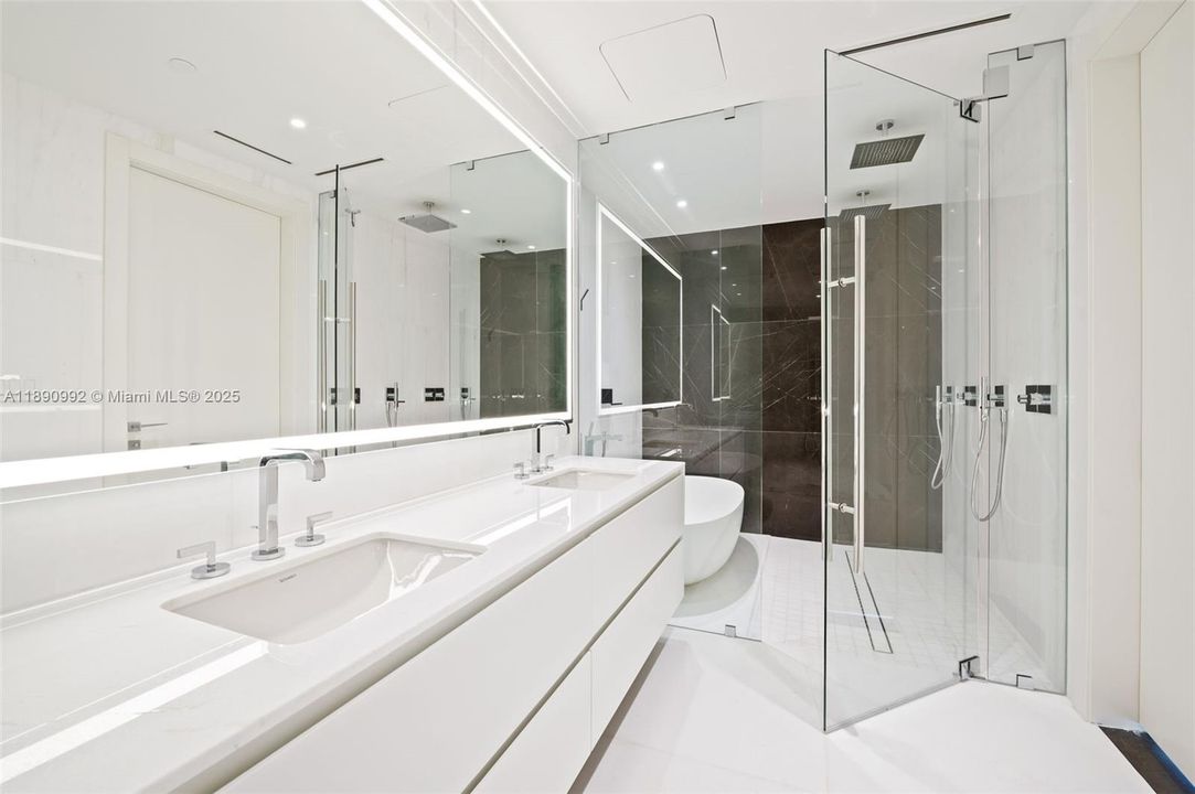 Activo con contrato: $21,000 (3 camas, 3 baños, 2342 Pies cuadrados)