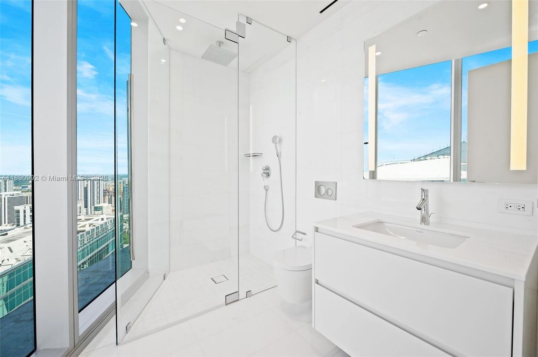 Activo con contrato: $21,000 (3 camas, 3 baños, 2342 Pies cuadrados)