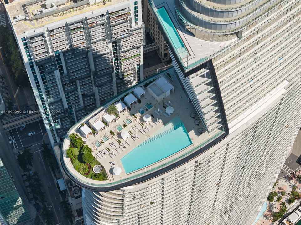 Activo con contrato: $21,000 (3 camas, 3 baños, 2342 Pies cuadrados)