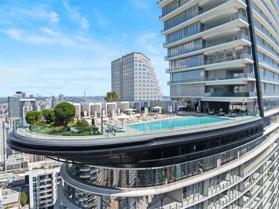 Activo con contrato: $21,000 (3 camas, 3 baños, 2342 Pies cuadrados)