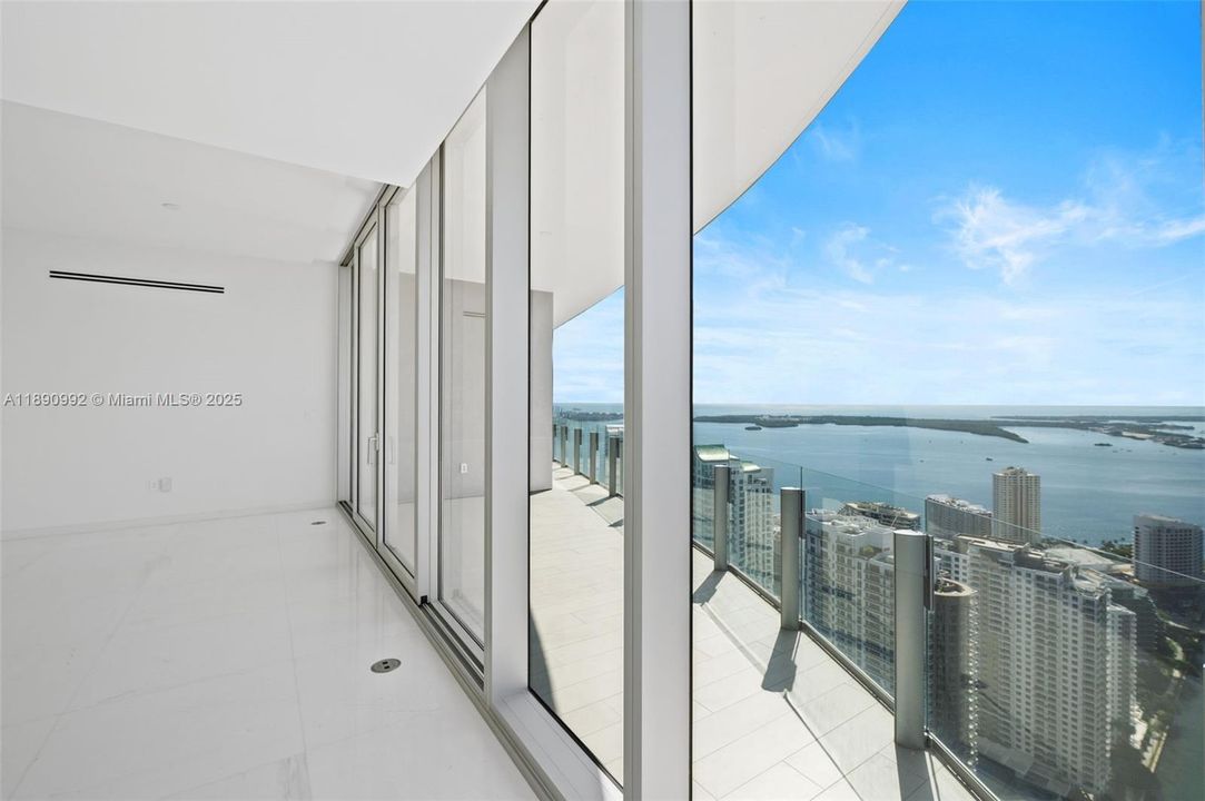 Activo con contrato: $21,000 (3 camas, 3 baños, 2342 Pies cuadrados)