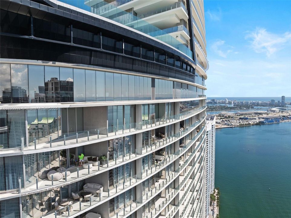 Activo con contrato: $21,000 (3 camas, 3 baños, 2342 Pies cuadrados)