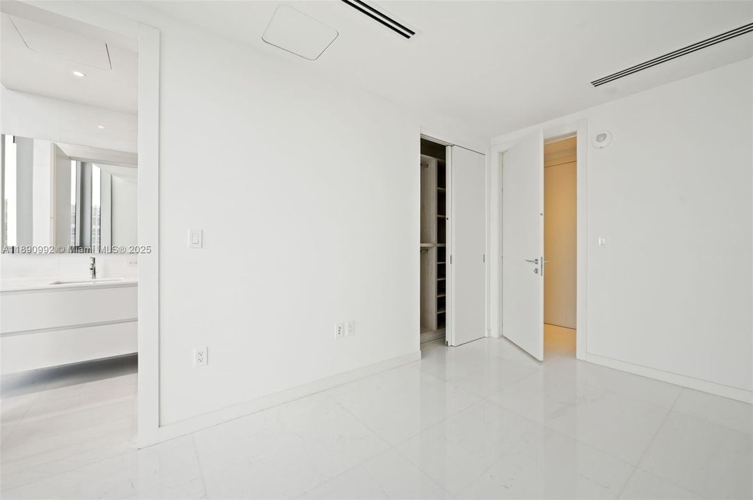 Activo con contrato: $21,000 (3 camas, 3 baños, 2342 Pies cuadrados)